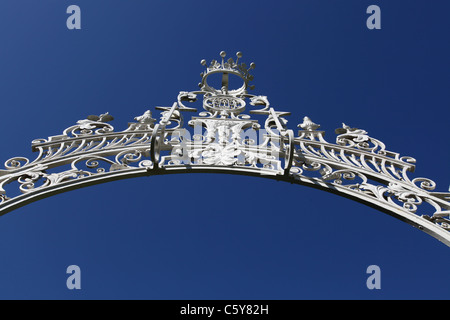 Cholmondeley Castle Gardens. Il XVIII secolo il Grade II* elencati Robert Bakewell gates a Cholmondeley Castle. Foto Stock