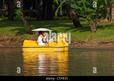 Una coppia in un pedale barca nel Parco Lumphinee, Bangkok, Thailandia Foto Stock