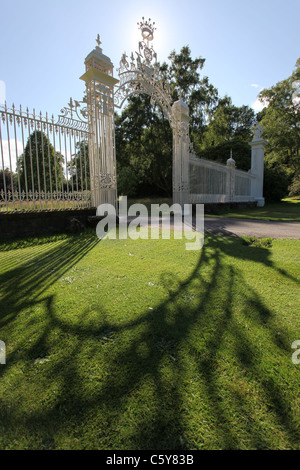 Cholmondeley Castle Gardens. Il XVIII secolo il Grade II* elencati Robert Bakewell gates a Cholmondeley Castle. Foto Stock