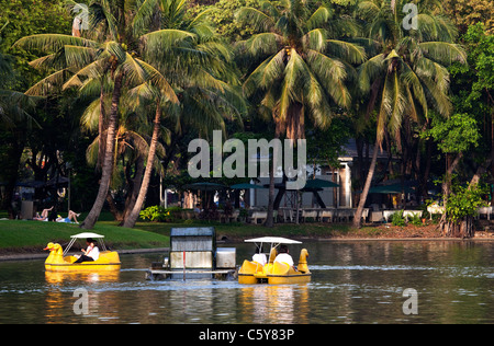 Due coppie in un pedalò in Parco Lumphinee, Bangkok, Thailandia Foto Stock