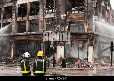 Tottenham tumulti, Londra. danneggiare la mattina dopo i tumulti di Londra. Il 2011 Inghilterra disordini si è verificato tra il 6 e il 11 agosto 2011, quando migliaia di persone rioted in diversi quartieri di Londra e in città e paesi in tutta l'inghilterra. Il conseguente caos generato saccheggi e incendi dolosi, e la distribuzione di massa della polizia e ha provocato la morte di cinque persone. proteste iniziano a tottenham, Londra, in seguito alla morte di mark duggan a livello locale un uomo che è stato ucciso dalla polizia il 4 agosto.[12] più violenti scontri con la polizia ne seguì, insieme con la distruzione dei veicoli della polizia, un autobus a due piani e molte Foto Stock