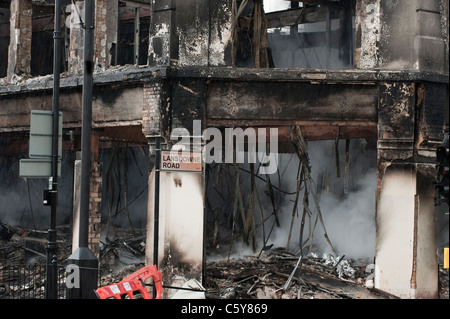 Tottenham tumulti, Londra. danneggiare la mattina dopo i tumulti di Londra. Il 2011 Inghilterra disordini si è verificato tra il 6 e il 11 agosto 2011, quando migliaia di persone rioted in diversi quartieri di Londra e in città e paesi in tutta l'inghilterra. Il conseguente caos generato saccheggi e incendi dolosi, e la distribuzione di massa della polizia e ha provocato la morte di cinque persone. proteste iniziano a tottenham, Londra, in seguito alla morte di mark duggan a livello locale un uomo che è stato ucciso dalla polizia il 4 agosto.[12] più violenti scontri con la polizia ne seguì, insieme con la distruzione dei veicoli della polizia, un autobus a due piani e molte Foto Stock