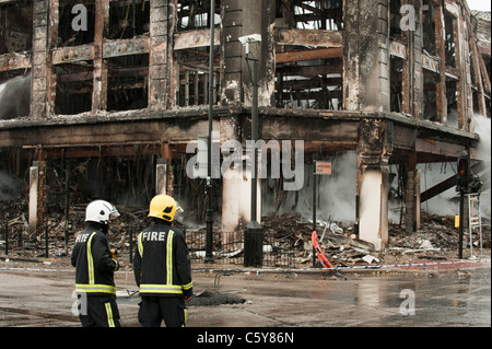 Tottenham tumulti, Londra. danneggiare la mattina dopo i tumulti di Londra. Il 2011 Inghilterra disordini si è verificato tra il 6 e il 11 agosto 2011, quando migliaia di persone rioted in diversi quartieri di Londra e in città e paesi in tutta l'inghilterra. Il conseguente caos generato saccheggi e incendi dolosi, e la distribuzione di massa della polizia e ha provocato la morte di cinque persone. proteste iniziano a tottenham, Londra, in seguito alla morte di mark duggan a livello locale un uomo che è stato ucciso dalla polizia il 4 agosto.[12] più violenti scontri con la polizia ne seguì, insieme con la distruzione dei veicoli della polizia, un autobus a due piani e molte Foto Stock