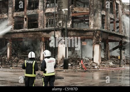 Tottenham tumulti, Londra. danneggiare la mattina dopo i tumulti di Londra. Il 2011 Inghilterra disordini si è verificato tra il 6 e il 11 agosto 2011, quando migliaia di persone rioted in diversi quartieri di Londra e in città e paesi in tutta l'inghilterra. Il conseguente caos generato saccheggi e incendi dolosi, e la distribuzione di massa della polizia e ha provocato la morte di cinque persone. proteste iniziano a tottenham, Londra, in seguito alla morte di mark duggan a livello locale un uomo che è stato ucciso dalla polizia il 4 agosto.[12] più violenti scontri con la polizia ne seguì, insieme con la distruzione dei veicoli della polizia, un autobus a due piani e molte Foto Stock