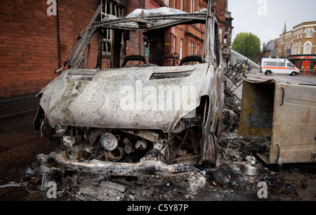 Tottenham tumulti, Londra. danneggiare la mattina dopo i tumulti di Londra. Il 2011 Inghilterra disordini si è verificato tra il 6 e il 11 agosto 2011, quando migliaia di persone rioted in diversi quartieri di Londra e in città e paesi in tutta l'inghilterra. Il conseguente caos generato saccheggi e incendi dolosi, e la distribuzione di massa della polizia e ha provocato la morte di cinque persone. proteste iniziano a tottenham, Londra, in seguito alla morte di mark duggan a livello locale un uomo che è stato ucciso dalla polizia il 4 agosto.[12] più violenti scontri con la polizia ne seguì, insieme con la distruzione dei veicoli della polizia, un autobus a due piani e molte Foto Stock