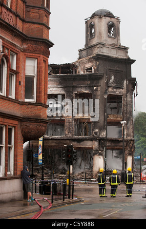 Tottenham tumulti, Londra. danneggiare la mattina dopo i tumulti di Londra. Il 2011 Inghilterra disordini si è verificato tra il 6 e il 11 agosto 2011, quando migliaia di persone rioted in diversi quartieri di Londra e in città e paesi in tutta l'inghilterra. Il conseguente caos generato saccheggi e incendi dolosi, e la distribuzione di massa della polizia e ha provocato la morte di cinque persone. proteste iniziano a tottenham, Londra, in seguito alla morte di mark duggan a livello locale un uomo che è stato ucciso dalla polizia il 4 agosto.[12] più violenti scontri con la polizia ne seguì, insieme con la distruzione dei veicoli della polizia, un autobus a due piani e molte Foto Stock