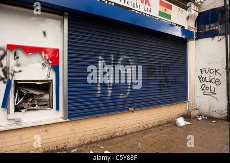 Tottenham tumulti, Londra. danneggiare la mattina dopo i tumulti di Londra. Il 2011 Inghilterra disordini si è verificato tra il 6 e il 11 agosto 2011, quando migliaia di persone rioted in diversi quartieri di Londra e in città e paesi in tutta l'inghilterra. Il conseguente caos generato saccheggi e incendi dolosi, e la distribuzione di massa della polizia e ha provocato la morte di cinque persone. proteste iniziano a tottenham, Londra, in seguito alla morte di mark duggan a livello locale un uomo che è stato ucciso dalla polizia il 4 agosto.[12] più violenti scontri con la polizia ne seguì, insieme con la distruzione dei veicoli della polizia, un autobus a due piani e molte Foto Stock