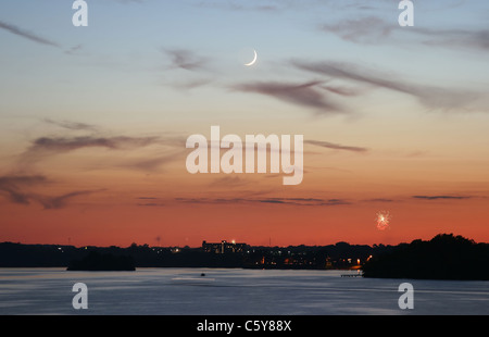 Mezzaluna sopra il lago di Ford il 4 luglio Foto Stock