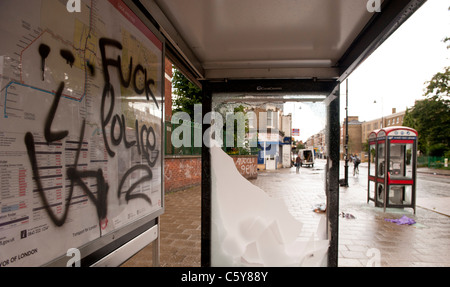 Tottenham tumulti, Londra. danneggiare la mattina dopo i tumulti di Londra. Il 2011 Inghilterra disordini si è verificato tra il 6 e il 11 agosto 2011, quando migliaia di persone rioted in diversi quartieri di Londra e in città e paesi in tutta l'inghilterra. Il conseguente caos generato saccheggi e incendi dolosi, e la distribuzione di massa della polizia e ha provocato la morte di cinque persone. proteste iniziano a tottenham, Londra, in seguito alla morte di mark duggan a livello locale un uomo che è stato ucciso dalla polizia il 4 agosto.[12] più violenti scontri con la polizia ne seguì, insieme con la distruzione dei veicoli della polizia, un autobus a due piani e molte Foto Stock