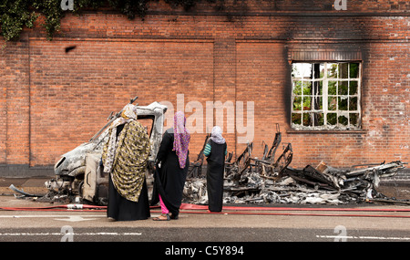 Tottenham tumulti, Londra. danneggiare la mattina dopo i tumulti di Londra. Il 2011 Inghilterra disordini si è verificato tra il 6 e il 11 agosto 2011, quando migliaia di persone rioted in diversi quartieri di Londra e in città e paesi in tutta l'inghilterra. Il conseguente caos generato saccheggi e incendi dolosi, e la distribuzione di massa della polizia e ha provocato la morte di cinque persone. proteste iniziano a tottenham, Londra, in seguito alla morte di mark duggan a livello locale un uomo che è stato ucciso dalla polizia il 4 agosto.[12] più violenti scontri con la polizia ne seguì, insieme con la distruzione dei veicoli della polizia, un autobus a due piani e molte Foto Stock