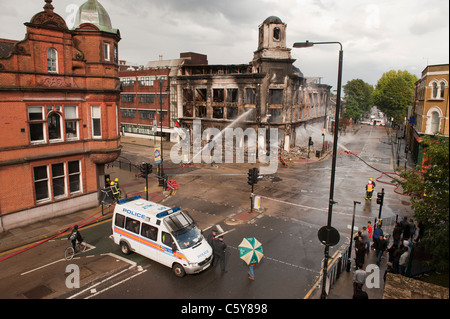 Tottenham tumulti, Londra. danneggiare la mattina dopo i tumulti di Londra. Il 2011 Inghilterra disordini si è verificato tra il 6 e il 11 agosto 2011, quando migliaia di persone rioted in diversi quartieri di Londra e in città e paesi in tutta l'inghilterra. Il conseguente caos generato saccheggi e incendi dolosi, e la distribuzione di massa della polizia e ha provocato la morte di cinque persone. proteste iniziano a tottenham, Londra, in seguito alla morte di mark duggan a livello locale un uomo che è stato ucciso dalla polizia il 4 agosto.[12] più violenti scontri con la polizia ne seguì, insieme con la distruzione dei veicoli della polizia, un autobus a due piani e molte Foto Stock