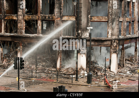 Tottenham tumulti, Londra. danneggiare la mattina dopo i tumulti di Londra. Il 2011 Inghilterra disordini si è verificato tra il 6 e il 11 agosto 2011, quando migliaia di persone rioted in diversi quartieri di Londra e in città e paesi in tutta l'inghilterra. Il conseguente caos generato saccheggi e incendi dolosi, e la distribuzione di massa della polizia e ha provocato la morte di cinque persone. proteste iniziano a tottenham, Londra, in seguito alla morte di mark duggan a livello locale un uomo che è stato ucciso dalla polizia il 4 agosto.[12] più violenti scontri con la polizia ne seguì, insieme con la distruzione dei veicoli della polizia, un autobus a due piani e molte Foto Stock