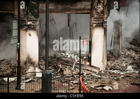 Tottenham tumulti, Londra. danneggiare la mattina dopo i tumulti di Londra. Il 2011 Inghilterra disordini si è verificato tra il 6 e il 11 agosto 2011, quando migliaia di persone rioted in diversi quartieri di Londra e in città e paesi in tutta l'inghilterra. Il conseguente caos generato saccheggi e incendi dolosi, e la distribuzione di massa della polizia e ha provocato la morte di cinque persone. proteste iniziano a tottenham, Londra, in seguito alla morte di mark duggan a livello locale un uomo che è stato ucciso dalla polizia il 4 agosto.[12] più violenti scontri con la polizia ne seguì, insieme con la distruzione dei veicoli della polizia, un autobus a due piani e molte Foto Stock
