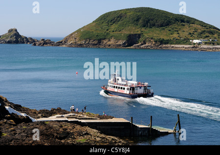 Un Tridente traghetto parte Rosaire passaggi su Herm per St Peter Port a Guernsey. L'isola di Jethou può essere visto in background. Foto Stock