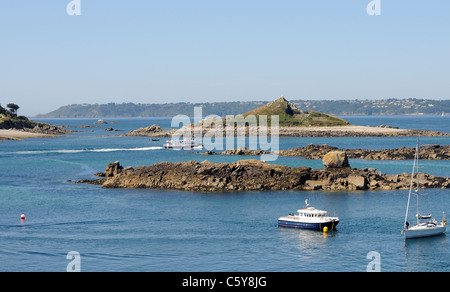 Un Tridente traghetto parte Herm per St Peter Port a Guernsey. Crevichon Isola, Ieu e Guernsey può essere visto in background. Foto Stock