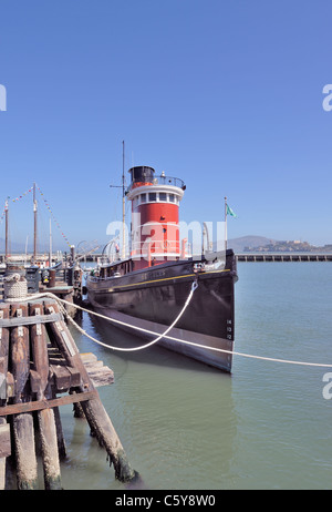 Hercules - vecchio rimorchiatore a vapore nel porto di San Francisco, Alcatraz in background Foto Stock