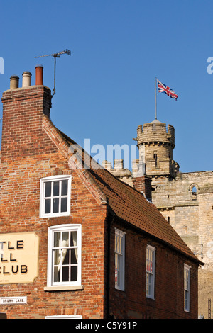 La Union Jack flag vola da Lincoln Castle parete dietro la storica gentlemen's Castle Hill Club Foto Stock