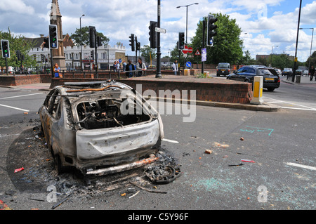 Londra tumulti Tottenham High Road saccheggi incendi di automobili di bruciato Foto Stock