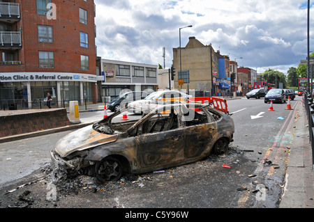 Londra tumulti Tottenham High Road saccheggi incendi di automobili di bruciato Foto Stock