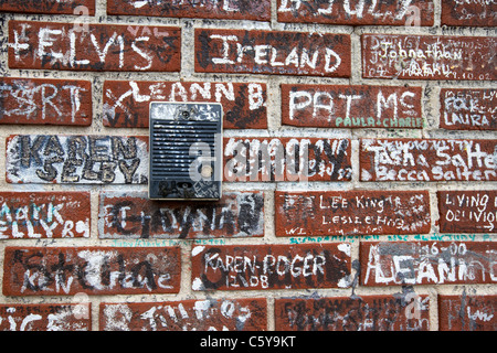Il vecchio pulsante interfono su muro coperto di graffiti al di fuori di Graceland Memphis, Tennessee, Stati Uniti d'America Foto Stock
