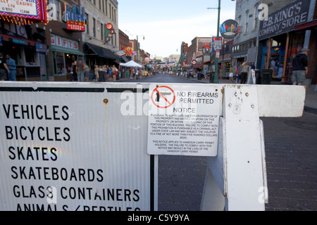 No armi da fuoco segno di avvertimento e restrizioni di Beale Street nel centro cittadino di Memphis, Tennessee usa Foto Stock