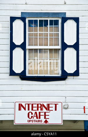 Internet Cafe finestra, St. Johns, Antigua Foto Stock