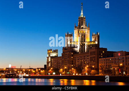 Edificio alto su Kotelnicheskaya embankment a Mosca di notte, Russia. Foto Stock