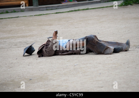 Sparata cowboy dopo la sparatoria in mostra il western city Foto Stock