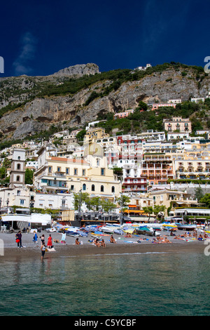 La piccola cittadina di Positano sulla costiera amalfitana. Italia Foto Stock