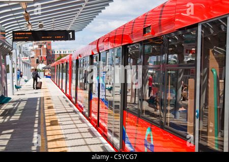 Treni DLR al Prince Regent Station, Londra Foto Stock