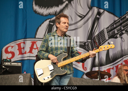 Led Zepplin John Paul Jones eseguendo con nauseante Steve al Latitude Festival 2011, Suffolk, Inghilterra, Regno Unito. Foto Stock