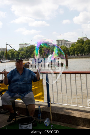 La creazione di bolle dal liquido - divertimento sulla banca del sud Foto Stock