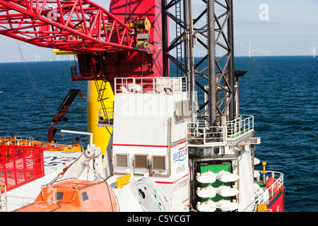 Il jack up barge, Kraken essendo usato per costruire il Walney offshore wind farm. Foto Stock