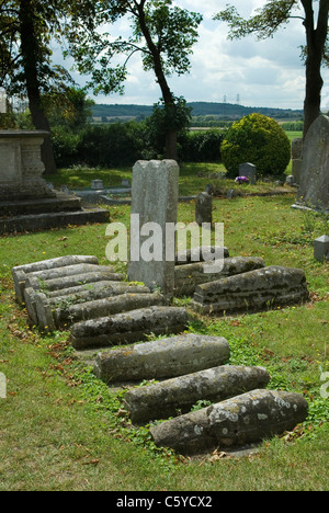 Pips Graves, Cooling, St James Church Yard, Hoo Peninsular, Isola di Grain Kent Regno Unito. PIP's Graves, sono le tombe dei bambini delle famiglie Baker e Comport che morirono tra il 1771 e il 79. Il romanzo di Charles Dickens Great Expectations menziona questo piccolo cimitero nel primo capitolo. HOMER SYKES Foto Stock