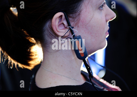 Femmina e giovane studente per audiologia indossando un apparecchio auditivo apparecchiatura per una prova nel suo orecchio destro Foto Stock