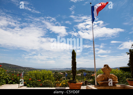 Grimaud la piazza del Municipio e con vista sulla baia di Saint Tropez, Var, Francia Foto Stock