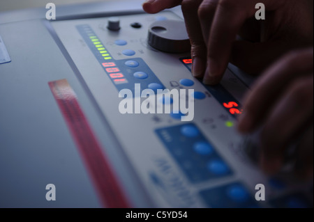 Close up per audiologia e sordità stand audio del pannello di controllo con lettura digitale e manopole Foto Stock