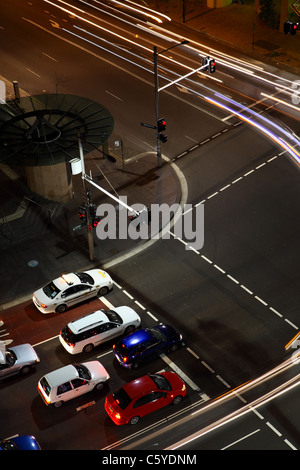 Di notte il traffico al bivio di Oxford Street e Liverpool Street in angolo sud est di Sydney CBD Sydney Australia Foto Stock