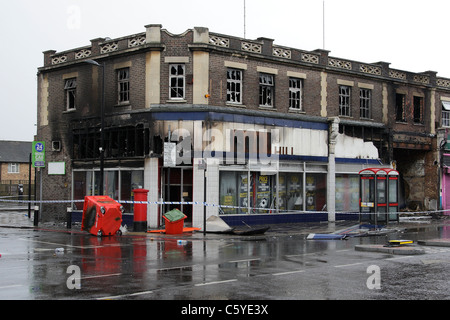 Bruciata William Hill bookmaker store in tottenham Londra Nord seguendo la sommossa del sabato notte. Foto Stock