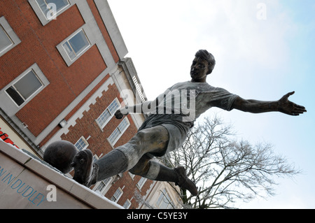 Frost-coperto statua del Manchester United disastro aereo vittima Duncan Edwards di calcio di un pallone in High Street, Dudley Foto Stock