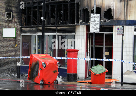 Bruciata William Hill bookmaker store in tottenham Londra Nord seguendo la sommossa del sabato notte. Foto Stock