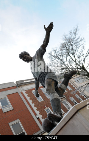 Frost-coperto statua del Manchester United disastro aereo vittima Duncan Edwards di calcio di un pallone in High Street, Dudley Foto Stock