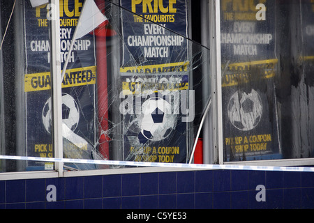 Bruciata William Hill bookmaker store in tottenham Londra Nord seguendo la sommossa del sabato notte. Foto Stock