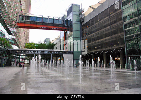 Cortile interno fontana, il Terminal 5 di Heathrow Airport. London Borough of Hounslow, Greater London, England, Regno Unito Foto Stock