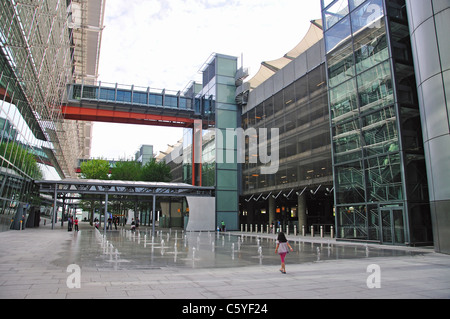 Courtard interna fontana, il Terminal 5 di Heathrow Airport. London Borough of Hounslow, Greater London, England, Regno Unito Foto Stock