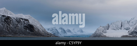 Montagne innevate e ghiacciai, Svalbard, Norvegia, settembre. Foto Stock