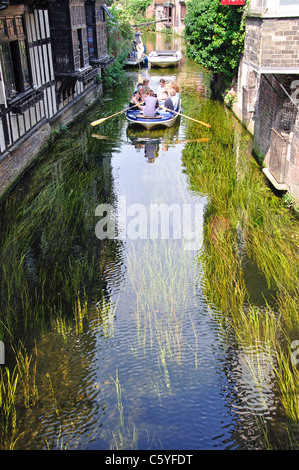 Punting sul fiume Stour dal vecchio tessitore Ristorante, Canterbury, città di Canterbury, nel Kent, England, Regno Unito Foto Stock