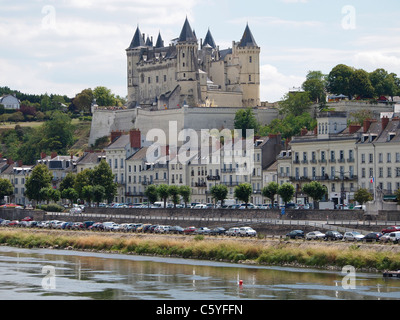 Il castello di Saumur si erge sopra la città sulle sponde del fiume Loira, Francia Foto Stock