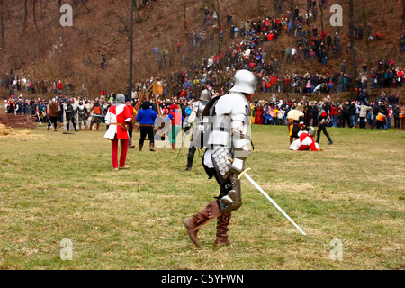 Messa in scena di una battaglia medievale a Samobor Croazia il 1 marzo 1441 Foto Stock