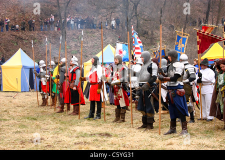 Messa in scena di una battaglia medievale a Samobor Croazia il 1 marzo 1441 Foto Stock